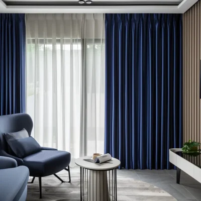 Rideau bleu avec isolation thermique pour un salon au décor moderne